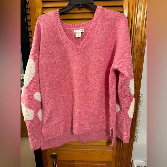 cupcakes & cashmere Pink V-Neck Sweater with Heart Details - Picture 1 of 5